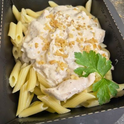 Куриное филе в сливочно-кунжутном соусе с макаронами