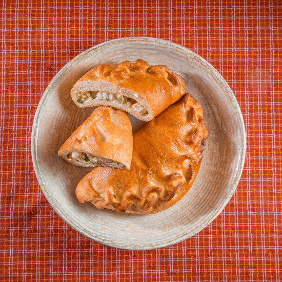 Пирожок с луком и яйцом