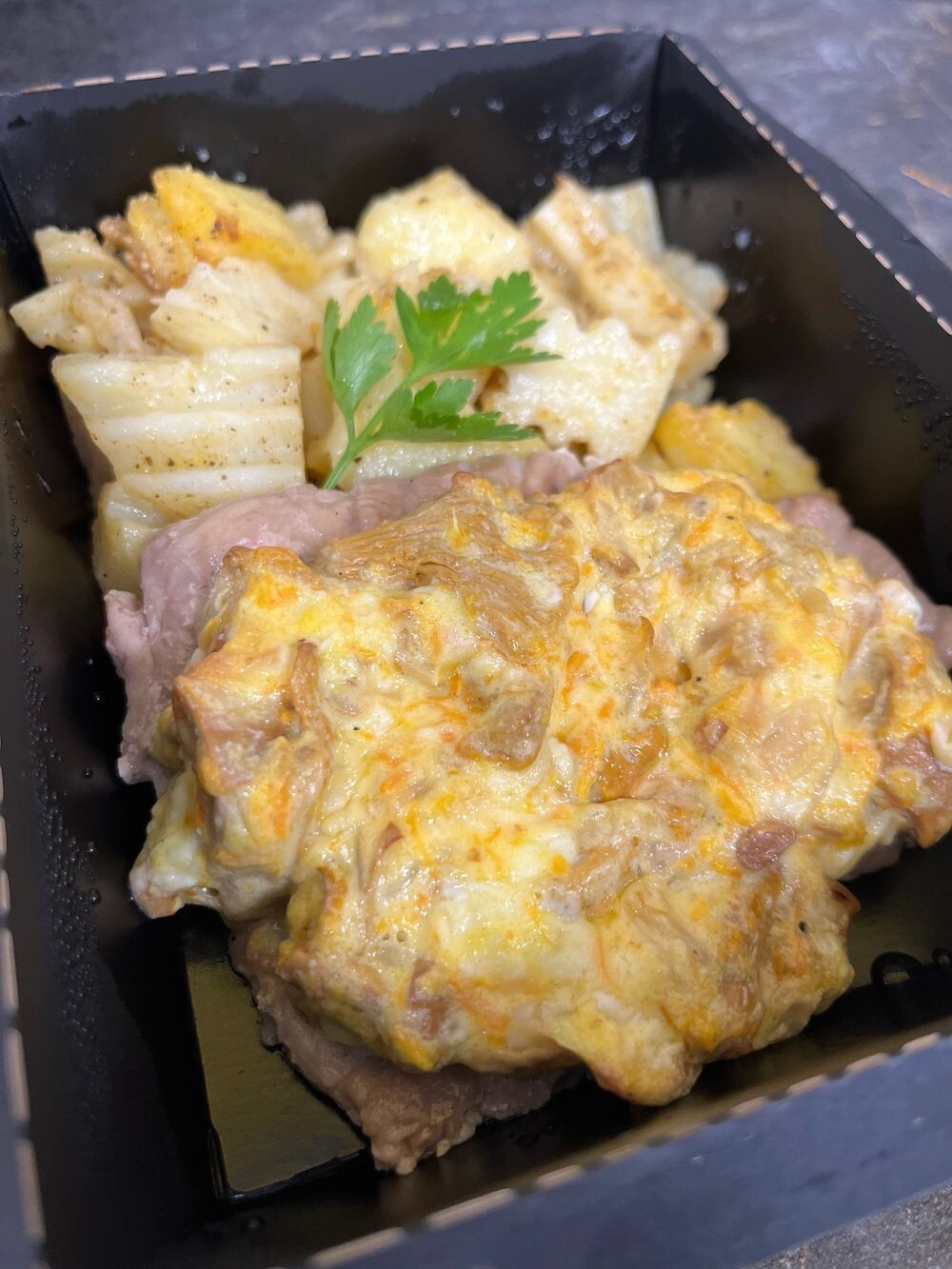 Запеченная свинина с лисичками и запеченным картофелем