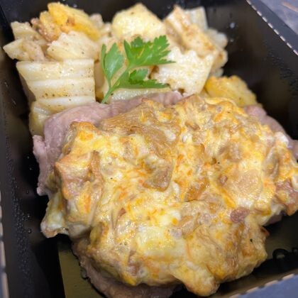 Запеченная свинина с лисичками и запеченным картофелем