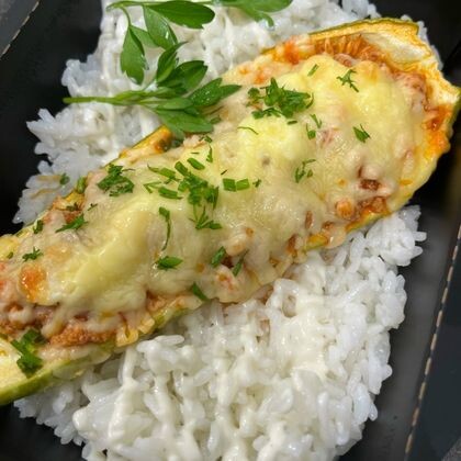 Лодочка том-ям из кабачка с рисом и чесночным соусом