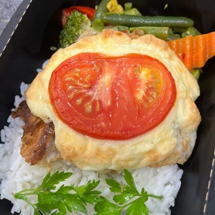 Треска под сырной шапочкой с помидоркой с рисом и овощами