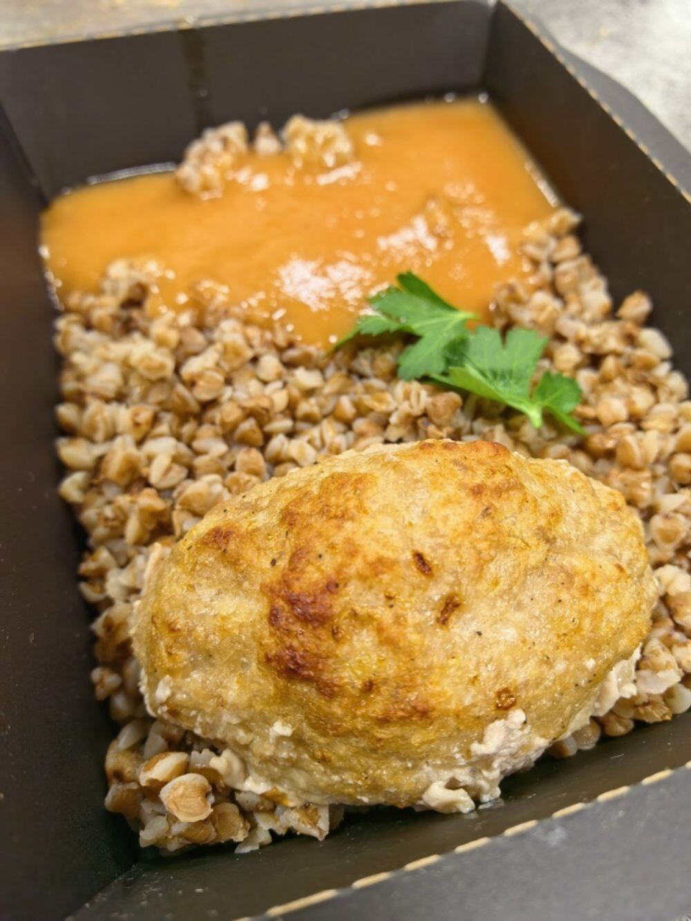 Мясная котлета фаршированная яйцом с гречей и томатным соусом