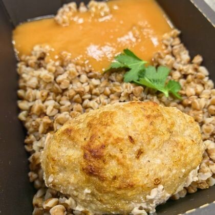 Мясная котлета фаршированная яйцом с гречей и томатным соусом