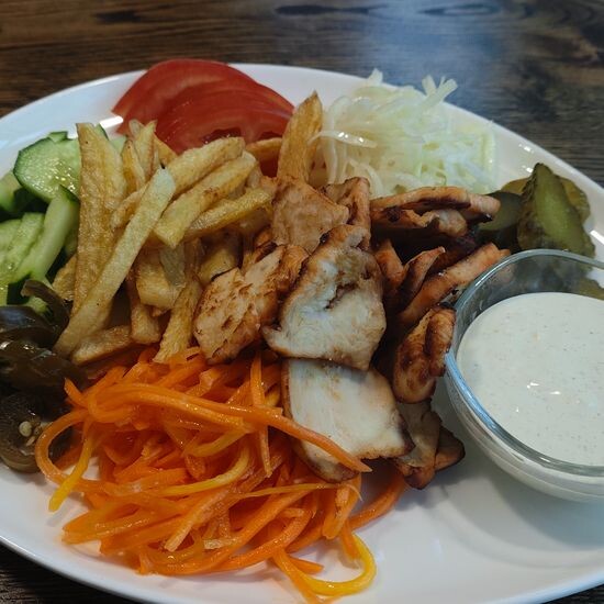 Шаверма с мясом курицы на тарелке