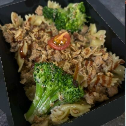 Фарфалле с фаршем барбекю и подкопченной брокколи