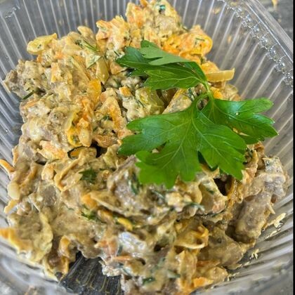 Салат из куриной печени и маринованного огурца