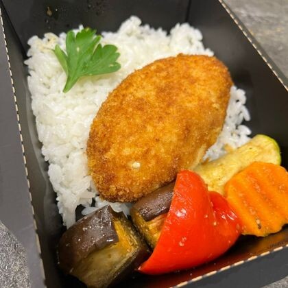 Куриная котлета с маслом с рисом и овощами