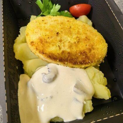 Куриная котлета с пюре и сливочно-грибным соусом