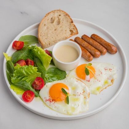 Глазунья с колбасками на выбор : куриная, баварская, телятина