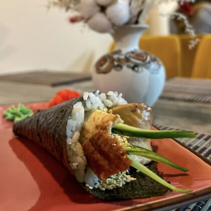 Темаки с копчёным угрём, огурцом и устричным соусом