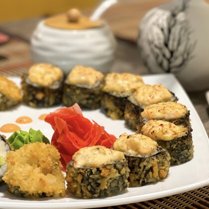 Криспи с креветкой, омлетом, снежным крабом и сыром пармезан