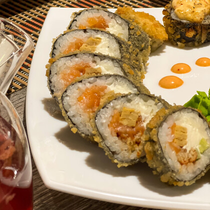 Криспи с лососем, угрём, огурцом, творожным сыром и японским омлетом