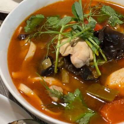 Суп удон с курицей, овощами и грибами муэр