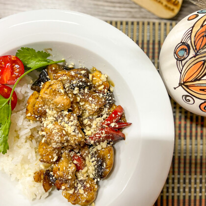 Курица в соусе терияки с рисом, болгарским перцем, грибами и орехами кешью