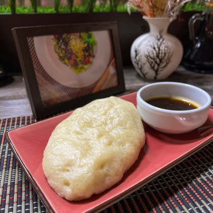 Корейская булочка с начинкой из курицы и капусты со сладким чили соусом