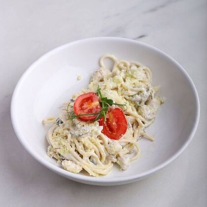 Спагетти с курицей, грибами и шпинатом