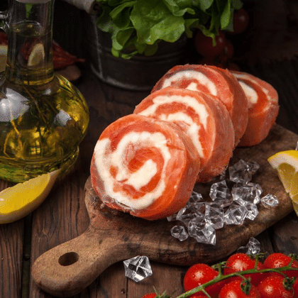 Рулеты д/з из форели с сыром и крабовым мясом в соусе биск