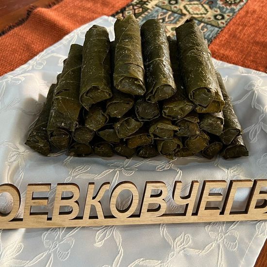 Долма в виноградных листьях