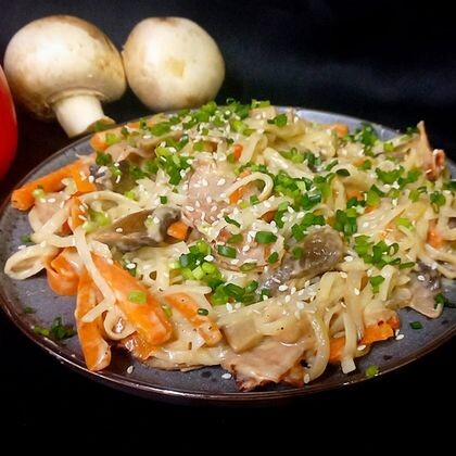 Wok с беконом и грибами