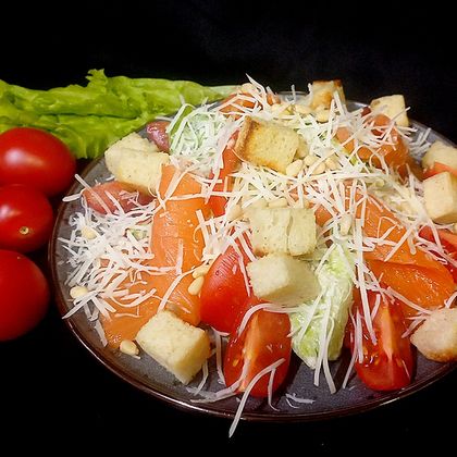 Салат «Цезарь» с сёмгой