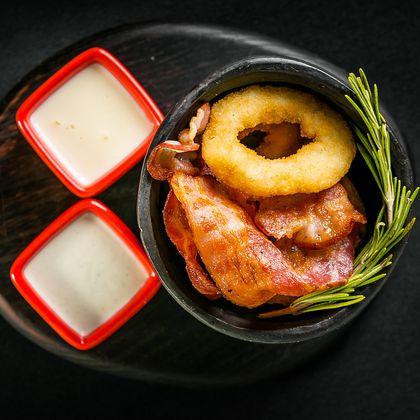 Луковые кольца с жареным беконом