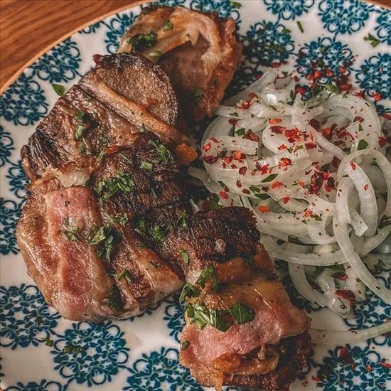 Язык говяжий кусочками в свином сале на мангале
