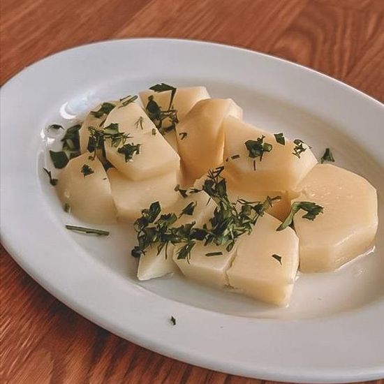 Картофель отварной, подаётся с маслом и зеленью