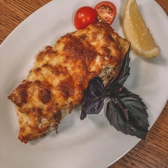 Запеченный судачок с шампиньонами под сыром