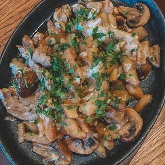 Сковородочка со свиной вырезкой и овощами в сливочно-грибном соусе