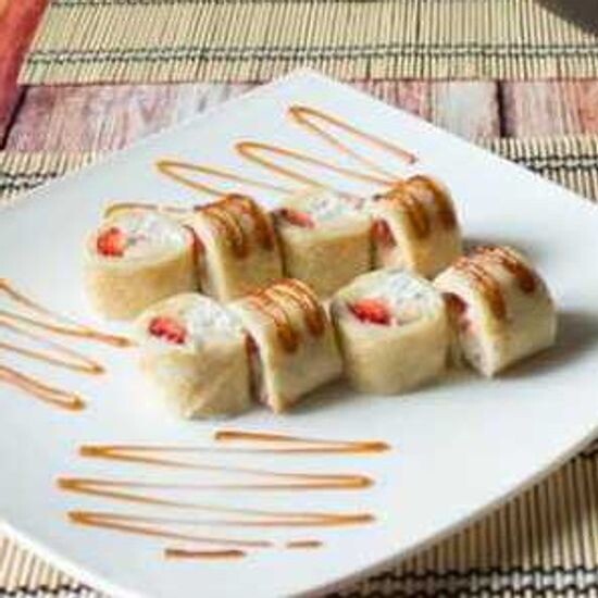 Сладкий ролл с клубникой