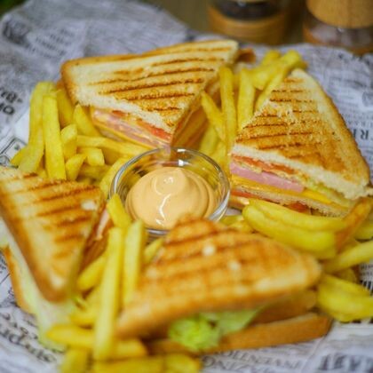 Сэндвич-Клаб 
Ветчина-Сыр