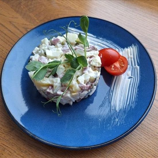 Оливье с копченой говядиной и листом салата