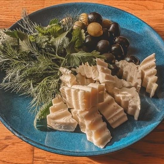 Брынза с оливками и маслинами