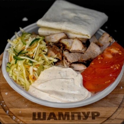 Шаурма «Свиная» на тарелке