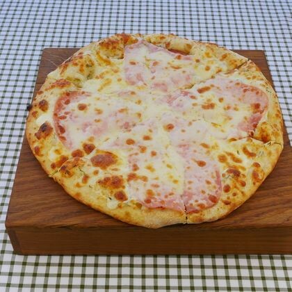 ЦЕЛАЯ Пицца белый соус с ветчиной