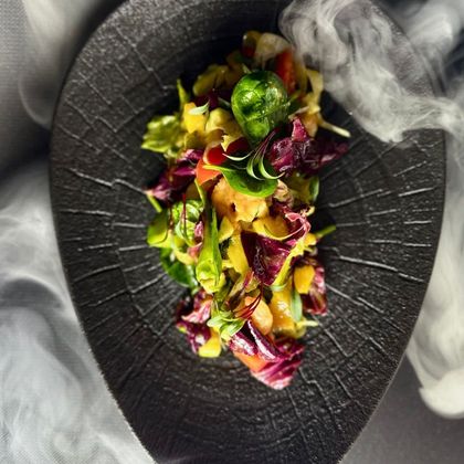 Салат с креветкой и манго