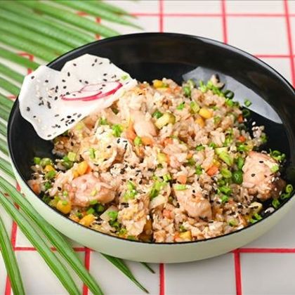 Жареный рис с курицей по-тайски