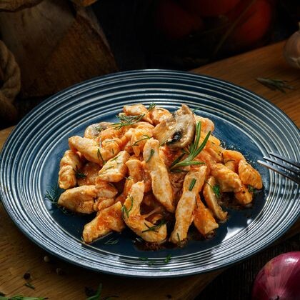 Бефстроганов из курицы с грибами