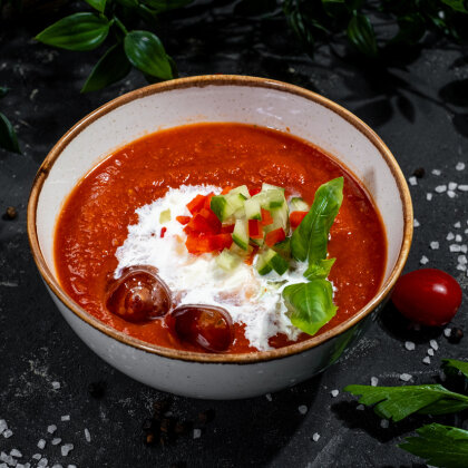 Гаспачо  с тартаром из свежих овощей и сыром страчателла