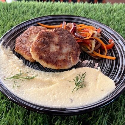 Фирменная куриная котлета с пюре и корейской моркоью