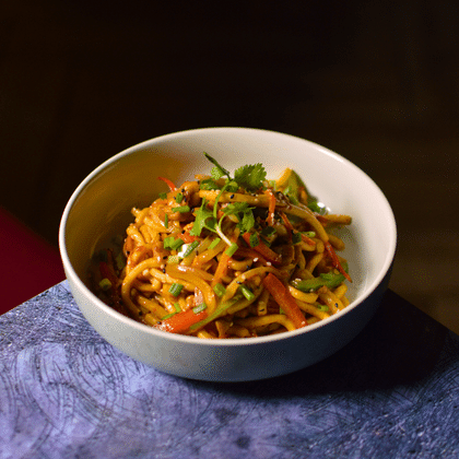 Лапша жареная с курицей и овощами WOK