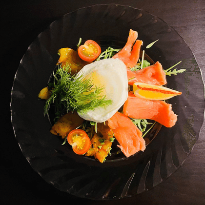 Теплый салат с форелью и яйцом пашот