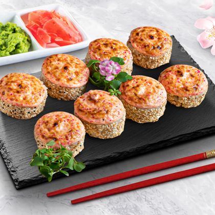 Запеченный спайси ролл с копченой курицей