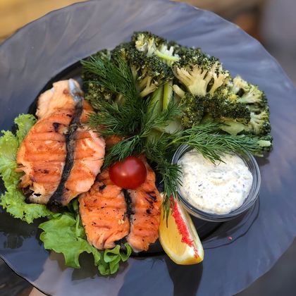 Стейк форели с брокколи