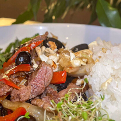 Говядина по-китайски с грибами муэр, орехами кешью и рисом
