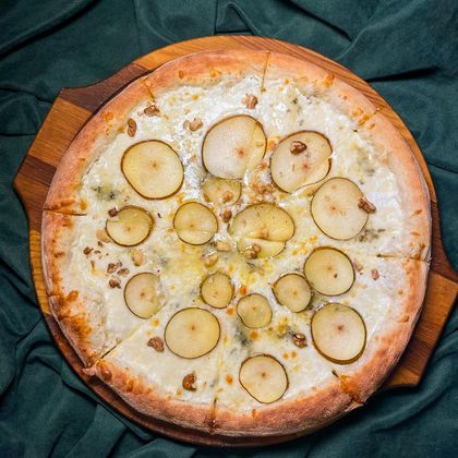Пицца с грушей и сыром дорблю