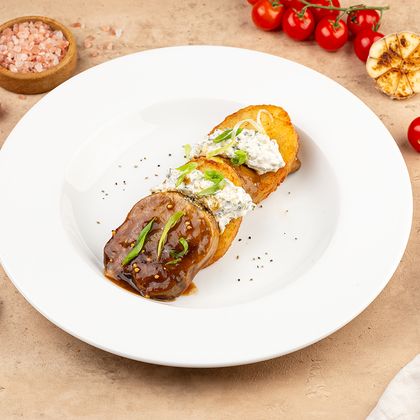 Говяжий язык и картофельный хэшбраун с соусом ремулад
