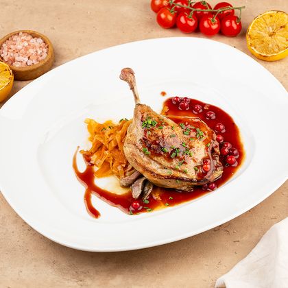 Утиная ножка конфи с тушёной капустой и соусом из брусники