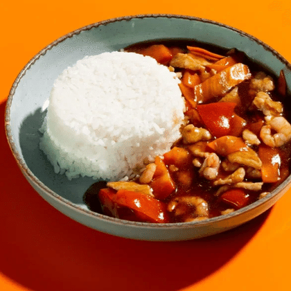 Рис с жареной свининой, креветками и овощами